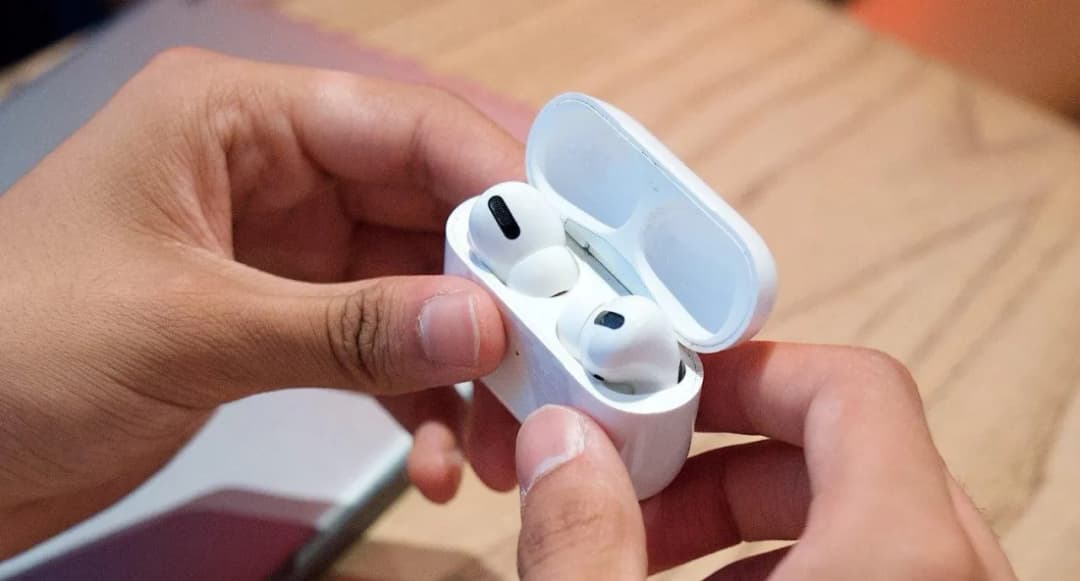 Dlaczego jedna słuchawka AirPods gra ciszej? Oto możliwe przyczyny